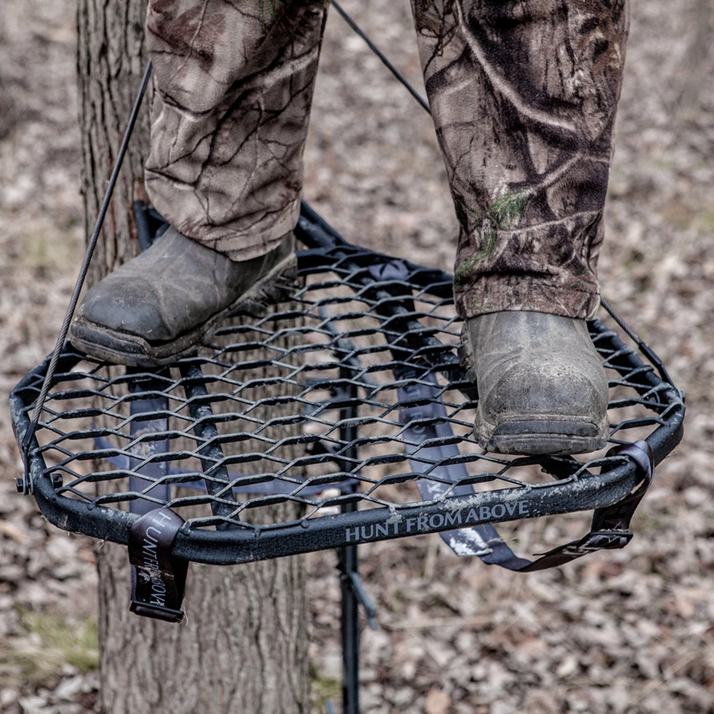 COMBAT Hang-On Hunting Tree Stand W/ Set of 3 Helium Climbing Sticks